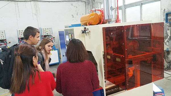 塞爾維亞客人來廠驗(yàn)貨